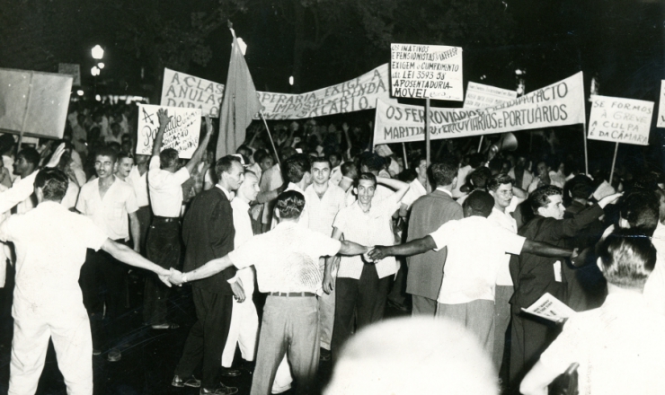  <strong> Manifestação pela paridade </strong> no centro do Rio de Janeiro, novembro de 1960