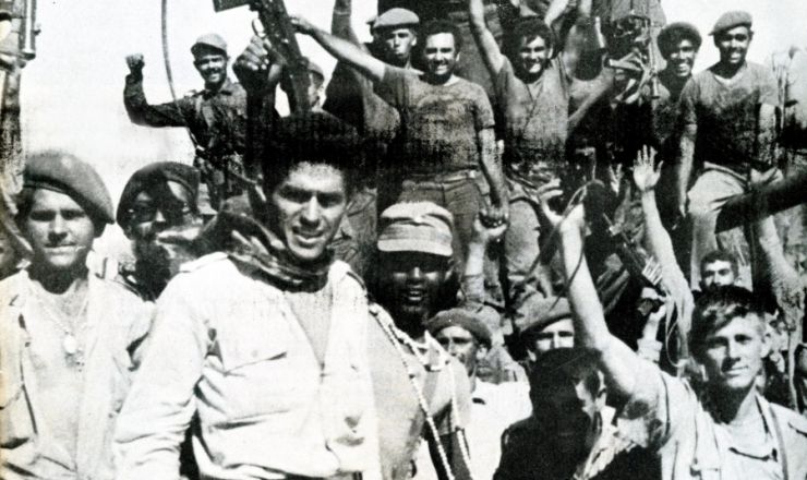  <strong> Combatentes cubanos festejam </strong> a vitória na baía dos Porcos 