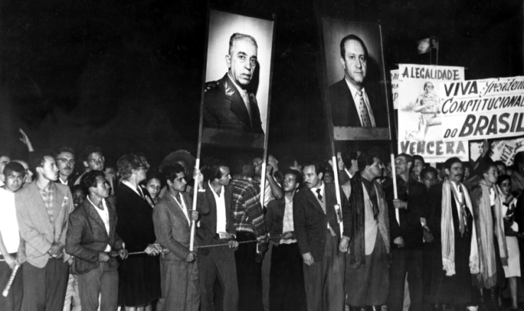  <strong> Manifestantes pró-legalidade se aglomeram</strong> em frente ao palácio Piratini, em setembro de 1961