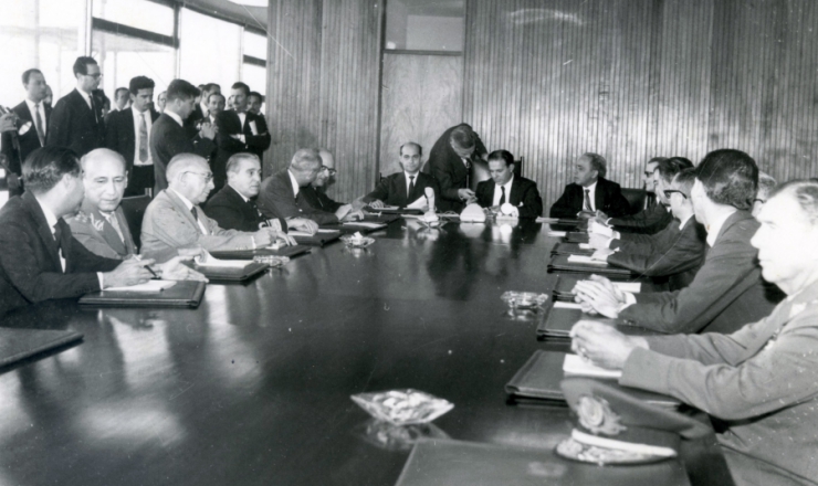  <strong> O presidente João Goulart e o premiê Tancredo Neves presidem </strong> a primeira reunião do Conselho de Ministros, em 9 de setembro de 1961