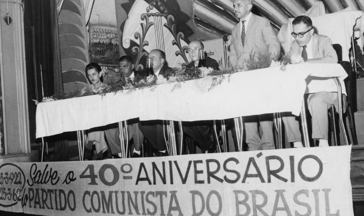 <strong> João Amazonas, dirigente do PCdoB</strong> , organização dissidente recém-fundada, discursa em evento pelo 40º aniversário da criação do PCB