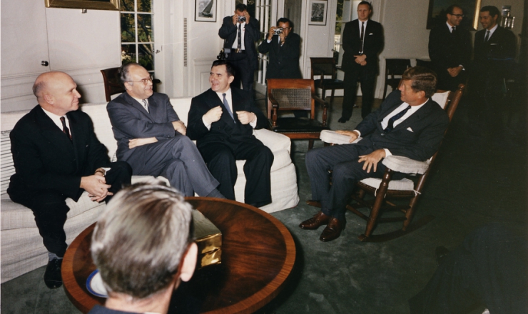  <strong> O presidente Kennedy </strong> <strong> reúne-se</strong> na Casa Branca com o embaixador soviético e assessores militares
