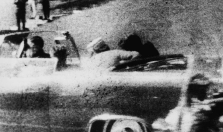  <strong> Fotografia polaroide feita por uma espectadora registra </strong> o momento em que Kennedy é atingido na cabeça