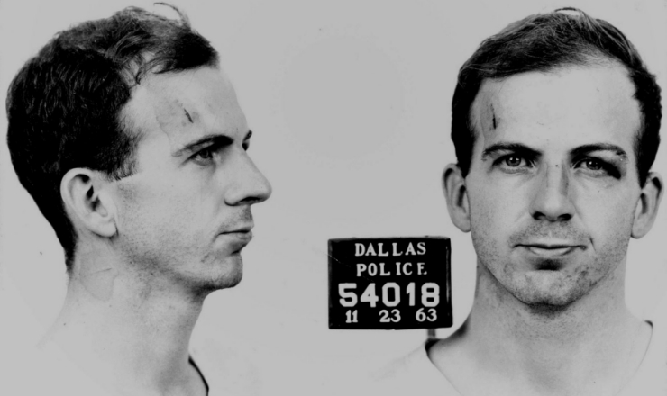  <strong> Lee Harvey Oswald,</strong> fotografado pela polícia no dia de sua prisão