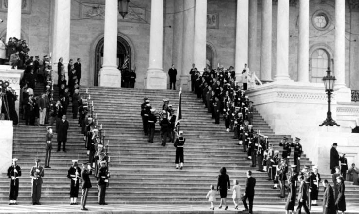  <strong> O caixão com o corpo de Kennedy chega</strong> ao Capitólio (prédio do Congresso); ao pé da escada, Jacqueline Kennedy e seus filhos