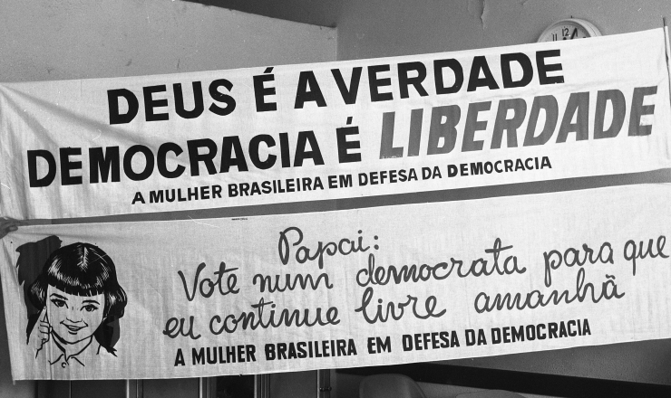  <strong> Militantes seguram faixas</strong> da Campanha da Mulher pela Democracia para as eleições de 1962