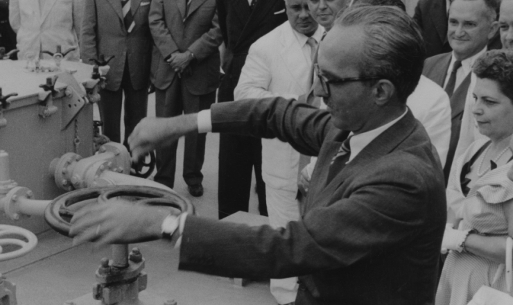  <strong> Plínio Cantanhede, presidente do Conselho Nacional de Petróleo</strong> , durante o primeiro bombeamento de combustível, a bordo do navio-petroleiro "Espírito Santo", para os tanques da refinaria de Cubatão 