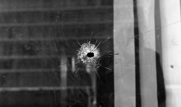  <strong> Marca de tiro</strong> numa das janelas do Ministério da Guerra, em Brasília, após a Revolta dos Sargentos