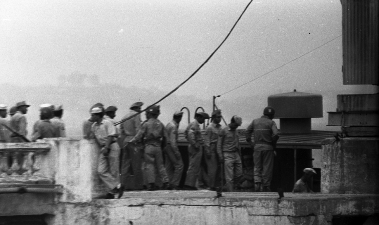  <strong> Soldados rebeldes </strong> sendo levados ao navio-presídio "Raul Soares", ancorado na baía de Guanabara
