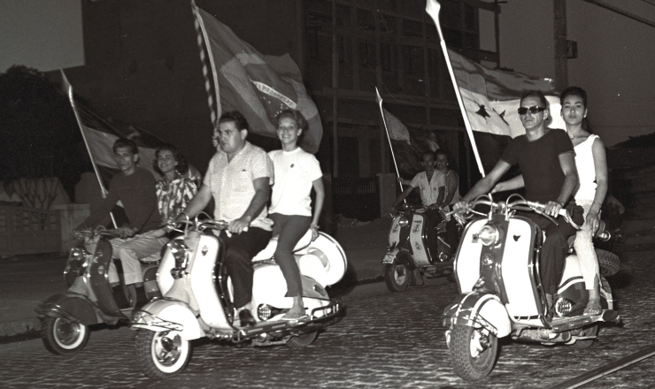  <strong> Desfile de lambretas</strong> comemora a criação do estado da Guanabara, em 21/4/1960 