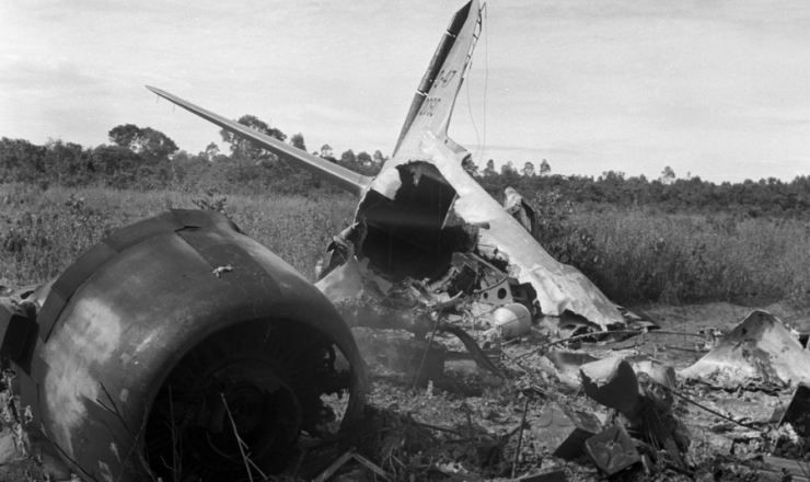  <strong> Sequestrado pelos oficiais rebelados, </strong> o avião C-47 da FAB foi incendiado próximo ao campo de pouso, em Aragarças