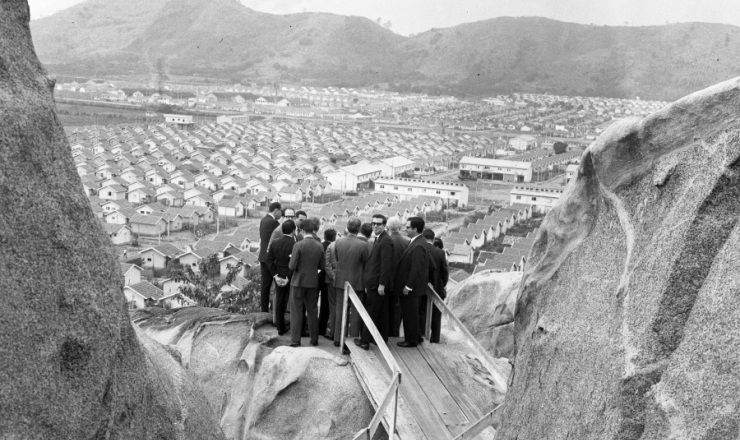  <strong> Do alto, autoridades observam </strong> a Vila Kennedy, construída com recursos do governo dos EUA, em setembro de 1966