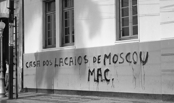  <strong> Atentado terrorista: </strong> fachada da UNE amanhece pichada pelo MAC, em janeiro de 1962