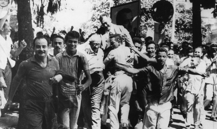  <strong> Correligionários de Miguel Arraes carregam-no </strong> em passeata pela rua da Imperatriz rumo ao Palácio da Justiça, no Recife, onde se apuram as eleições de 1962