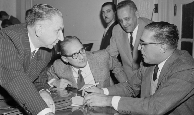       <strong> Deputados</strong> da CPI da "Ultima Hora": Carlos Lacerda (à direita), Armando Falcão, Euvaldo Lodi, Tenório Cavalcanti e Aliomar Baleiro       