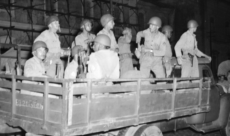  <strong> Tropas do exército </strong> se dirigem de caminhão para o baixo Amazonas para deter o avanço dos revoltosos, 23 de fevereiro de 1956 