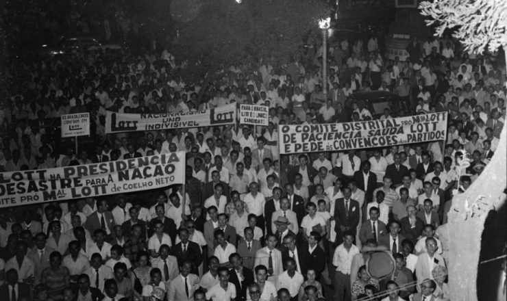  <strong> Comício pró-Lott</strong> no largo da Carioca (Rio de Janeiro), em 1959