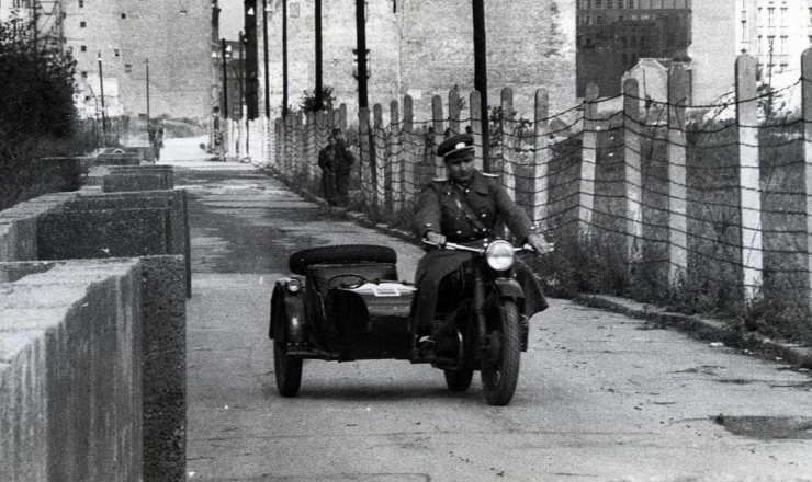  <strong> Policial da Alemanha Oriental</strong> <strong> patrulha</strong> o Muro de Berlim