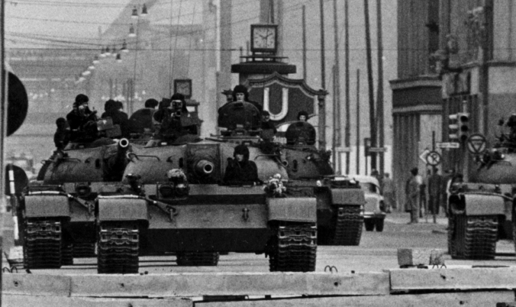  <strong> Tanques soviéticos próximos do "checkpoint Charlie", </strong> posto militar de controle de passagem entre os lados oriental e ocidental de Berlim