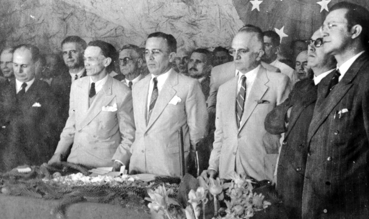       <strong> Etelvino Lins </strong> (ao centro, de mãos para trás) e Barbosa Lima Sobrinho (à esquerda dele) durante convenção do PSD em Pernambuco 