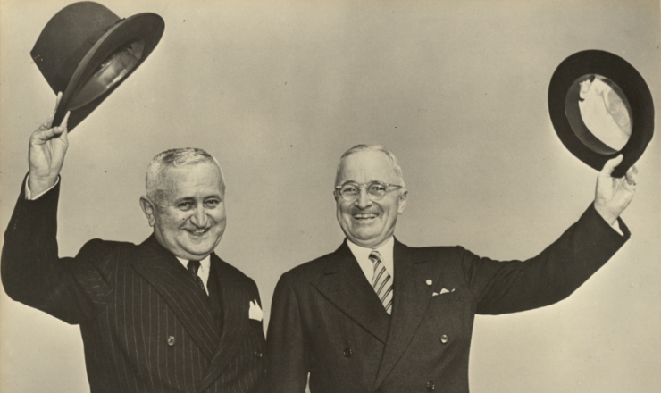         <strong> Eurico Gaspar Dutra, presidente do Brasil, visita </strong> na Casa Branca o presidente norte-americano Harry Truman para discutir a política externa brasileira 