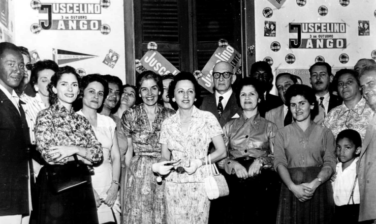  <strong> Sarah Kubitschek (ao centro), esposa de JK, e Maria Luísa do Amaral Peixoto (à sua esquerda), </strong> entre outros, no comitê feminino da Gávea (Rio de Janeiro) durante a campanha presidencial de 1955