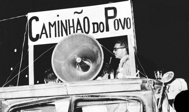  <strong> Lacerda desfila no "caminhão do povo", </strong> tipo de palanque itinerante criado para as campanhas da UDN 