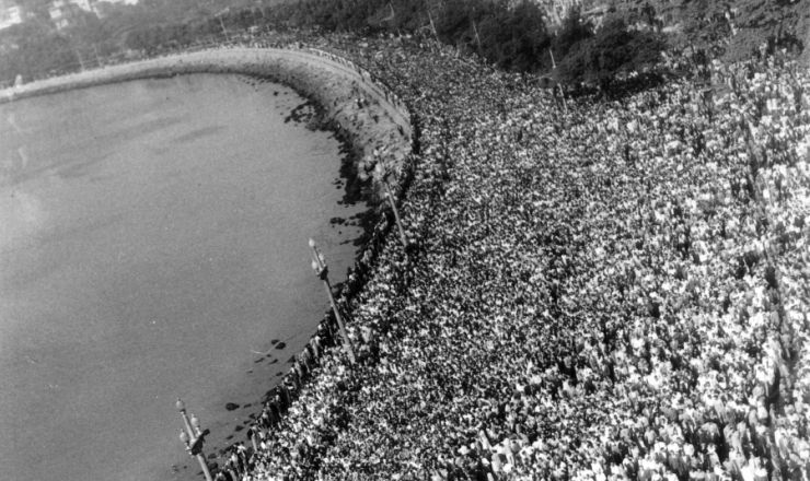       <strong> As ruas do Rio de Janeiro são tomadas por milhares de pessoas</strong> que acompanham o cortejo fúnebre até o aeroporto Santos Dumont 