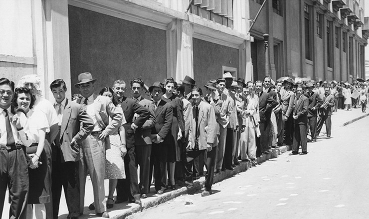       <strong> Eleitores fazem</strong> fila para votar, em São Paulo, nas eleições de 1945 