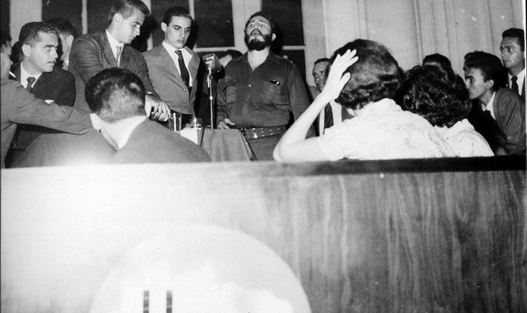 <strong> Fidel Castro faz discurso</strong> na sede da UNE