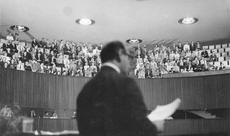  <strong> Em Brasília, Tancredo Neves profere </strong> seu último discurso como primeiro-ministro, no plenário da Câmara dos Deputados, em 26 de junho de 1962, poucas horas antes de o gabinete ser desfeito