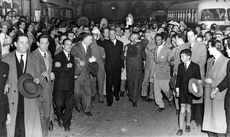  <strong> Durante sua segunda campanha à Presidência da República,</strong> em 1950, o brigadeiro Eduardo Gomes é recepcionado, em frente à sede paulistana da UDN, por estudantes da Faculdade de Direito do Largo São Francisco