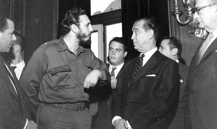  <strong> Entre Jango (esquerda) e Filinto Müller (direita)</strong> , o presidente JK conversa com Fidel Castro no Rio de Janeiro