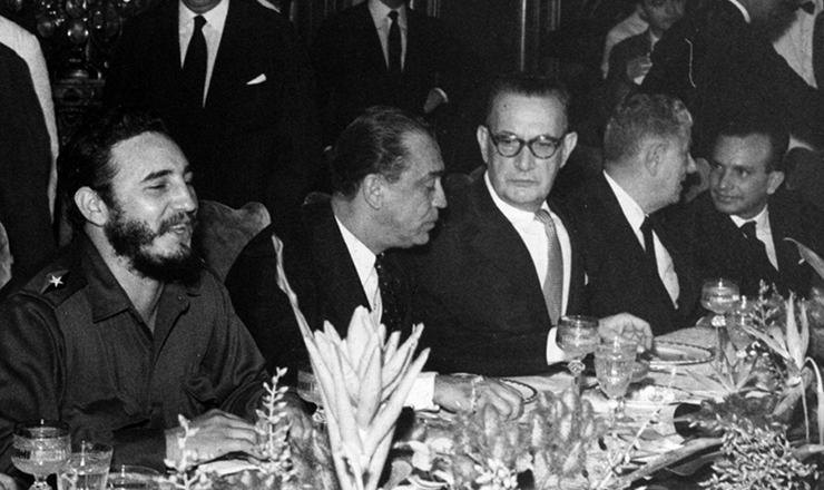  <strong> O primeiro-ministro cubano Fidel Castro</strong> participa de almoço em sua homenagem oferecido por JK no palácio das Laranjeiras. Ao lado do presidente Juscelino, o senador Filinto Müller