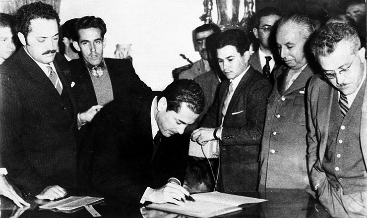  <strong> Leonel Brizola, governador do RS,</strong> assina a encampação da Cia Telefônica Nacional, subsidiária da ITT, 1962 