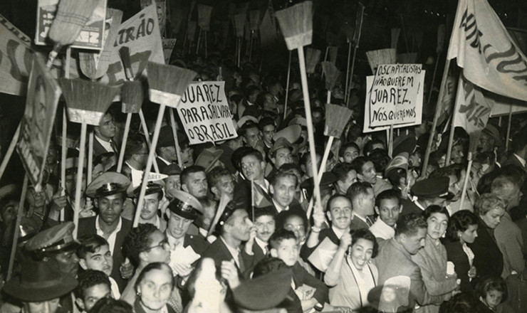 <strong> Comício de Juarez Távora </strong> na praça Franklin Roosevelt, centro de São Paulo: usadas na campanha de Jânio Quadros ao governo de São Paulo em 1954, as vassouras reaparecem