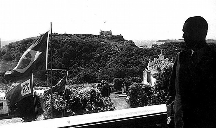       <strong> Da varanda do palácio São Miguel, o presidente Juscelino Kubitschek vê </strong> a ilha principal de Fernando de Noronha, onde esteve, em 25 de junho de 1957, para encontro com oficiais dos EUA no qual se discutiu a instalação de uma base de observação de mísseis no local 