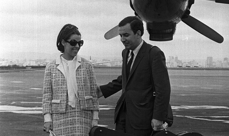  <strong> João Gilberto e sua mulher, Astrud, </strong> <strong> desembarcam</strong> em São Paulo, vindos dos EUA, em dezembro de 1965