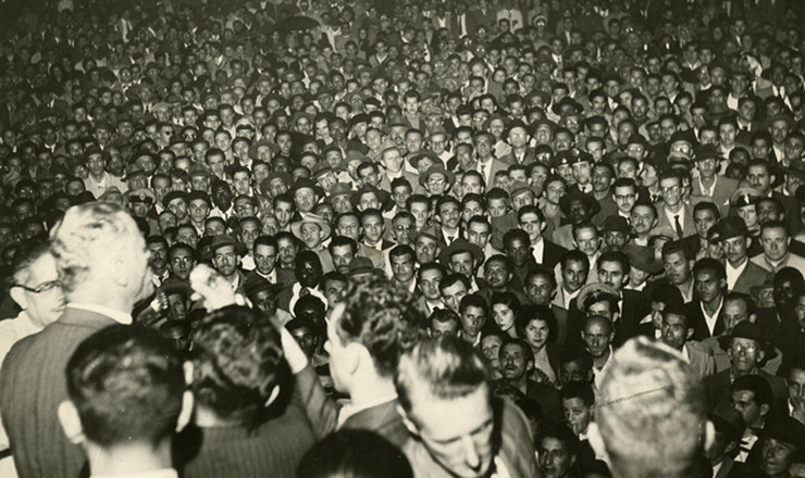       <strong> O candidato à Presidência da República</strong> em 1955 pelo Partido Democrata Cristão (PDC), com apoio da UDN, general Juarez Távora, discursa em comício na cidade de São Paulo   