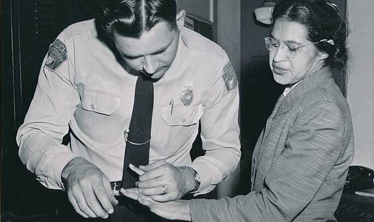  <strong> Policial colhe impressões digitais de Rosa Parks, </strong> em fevereiro de 1956. Ela fora presa por se recusar a ceder seu lugar no ônibus a um branco em Montgomery (Alabama), dois meses antes      