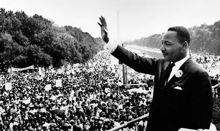 <strong> Martin Luther King Jr. </strong> saúda milhares de pessoas no Lincoln Memorial, Washington, DC, onde fez seu famoso discurso "I have a dream", em 28 de agosto de 1963   