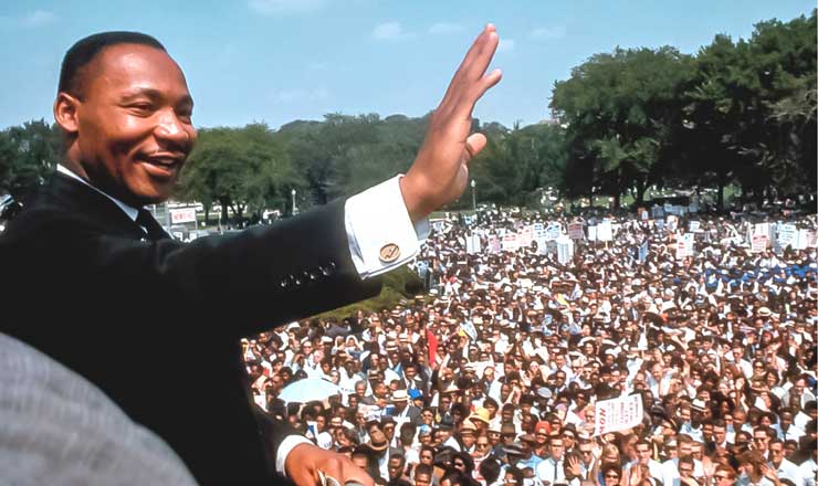  <strong> Martin Luther King Jr.</strong> se dirige ao público no gigantesco comício "I have a dream", diante do monumento ao presidente abolicionista Abraham Lincoln