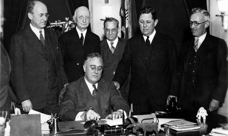  <strong> Roosevelt assina lei que dá ao Estado maior controle </strong> sobre o comércio e a posse de ouro, como parte da estratégia para aumentar o PIB e combater o desemprego