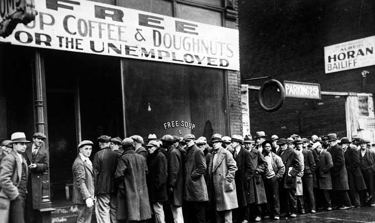  <strong> Desempregados fazem fila </strong> para receber sopa gratuita em Chicago durante a depressão nos EUA, em 1931