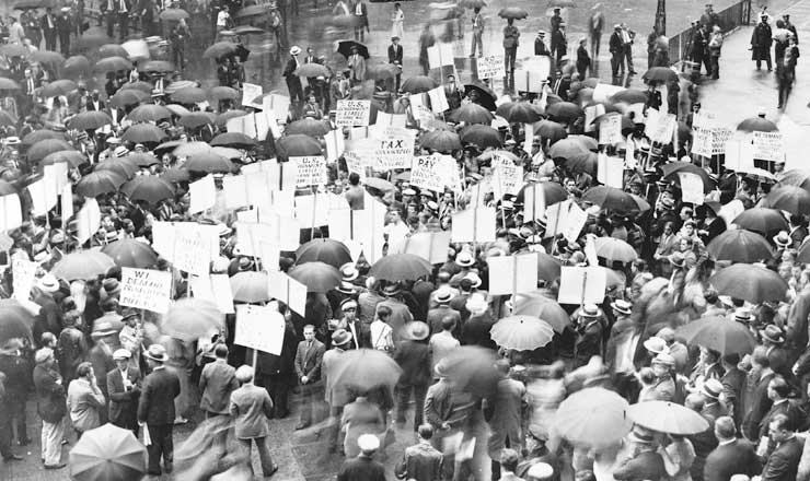 <strong> Multidão de correntistas </strong> se reúne em frente ao Bank of United States depois de sua falência, em 1931, antes da eleição de Roosevelt   