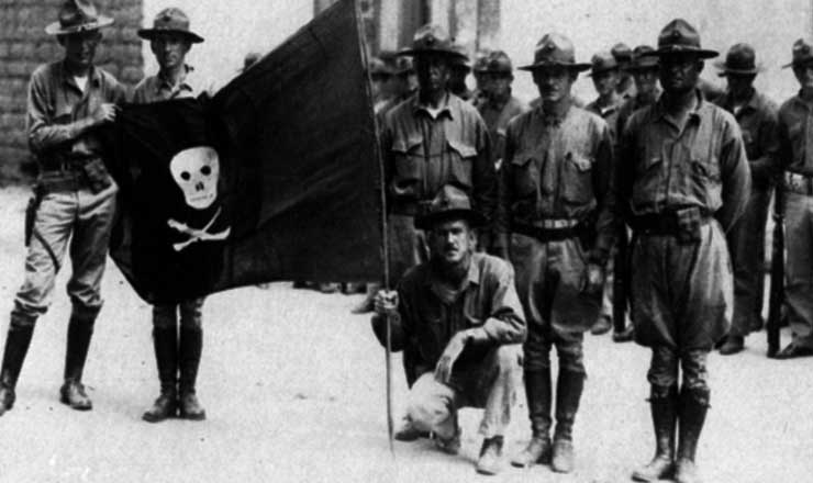  <strong> Tropas americanas </strong> posam com bandeira capturada dos sandinistas, em 1932