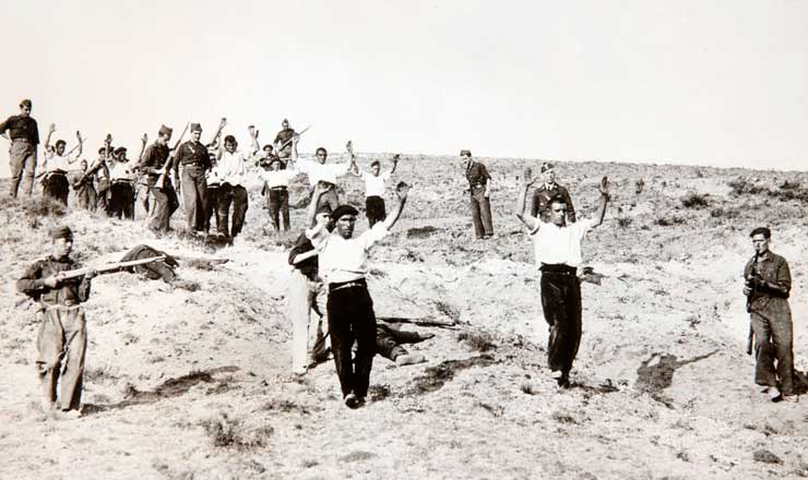  <strong> Milicianos republicanos se rendem </strong> em Somosierra, Madri (Espanha), após vitória na batalha de Guadamarra, em 1936   