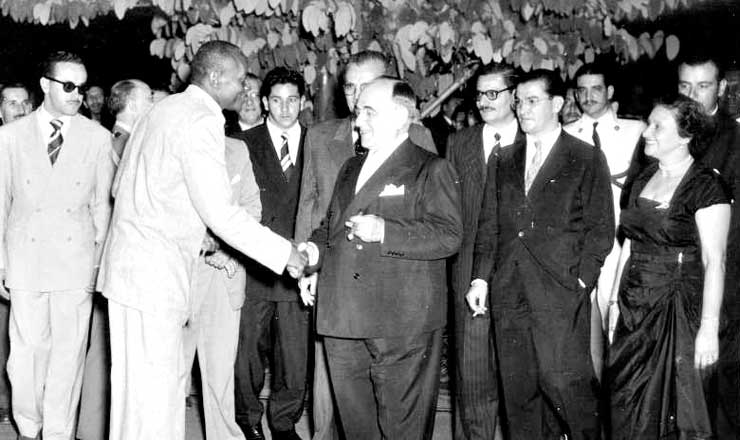  <strong> Manoel dos Reis Machado, o "Mestre Bimba", cumprimenta </strong> o presidente Getúlio Vargas após uma apresentação em 1953