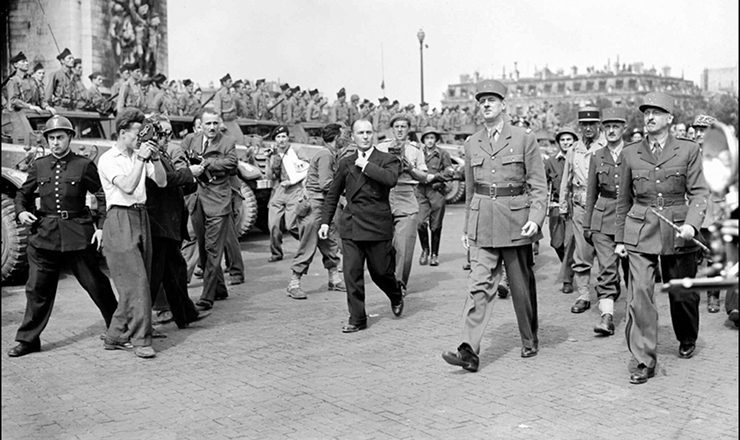  <strong> General Charles de Gaulle </strong> (segundo a partir da direita) desfila nas proximidades do Arco do Triunfo, logo após a libertação de Paris, em agosto de 1944