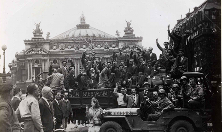  <strong> Populares comemoram</strong> a libertação da cidade em frente à Ópera de Paris